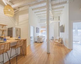 Darlin' Downtown Dawghouse - Athens - Dining room