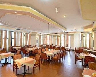 Red Bishop Tourist Resort - Panchkula - Ресторан