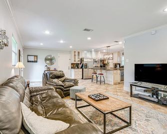 Walk to Texas Aandm College Station Home - College Station - Living room