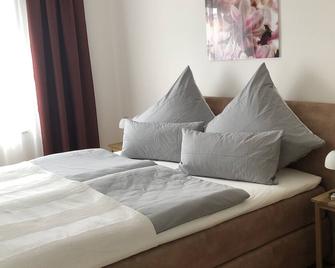 Premium living - centralbrTop floor apartment for vacation and business trips - Bonn - Bedroom