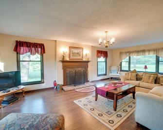 Dayton Home w/ Pool & Deck on 37 Private Acres! - Dayton - Wohnzimmer