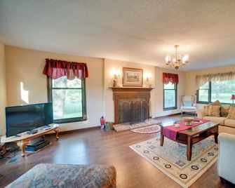 Dayton Home w/ Pool & Deck on 37 Private Acres! - Dayton - Obývací pokoj