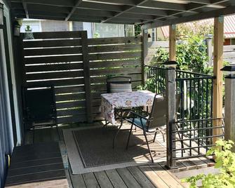 Yellow Roof B&b - In The Heart Of Prince Edward County, 1 Night Stays Welcome - Prince Edward - Patio