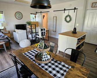 Tiny Farm Cottage - Pool - 30 Min To Beach - Millsboro - Dining room