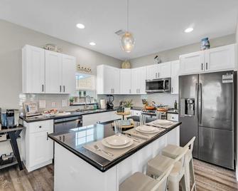 Hot Tub, Gas Grill, Tiki Bar w/TV, Dog Friendly - Bolivar Peninsula - Kitchen