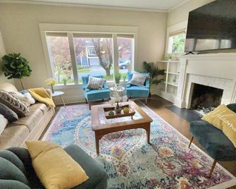Versatile 5 BR/3 BA Seattle Retreat + upgrade opt - Seattle