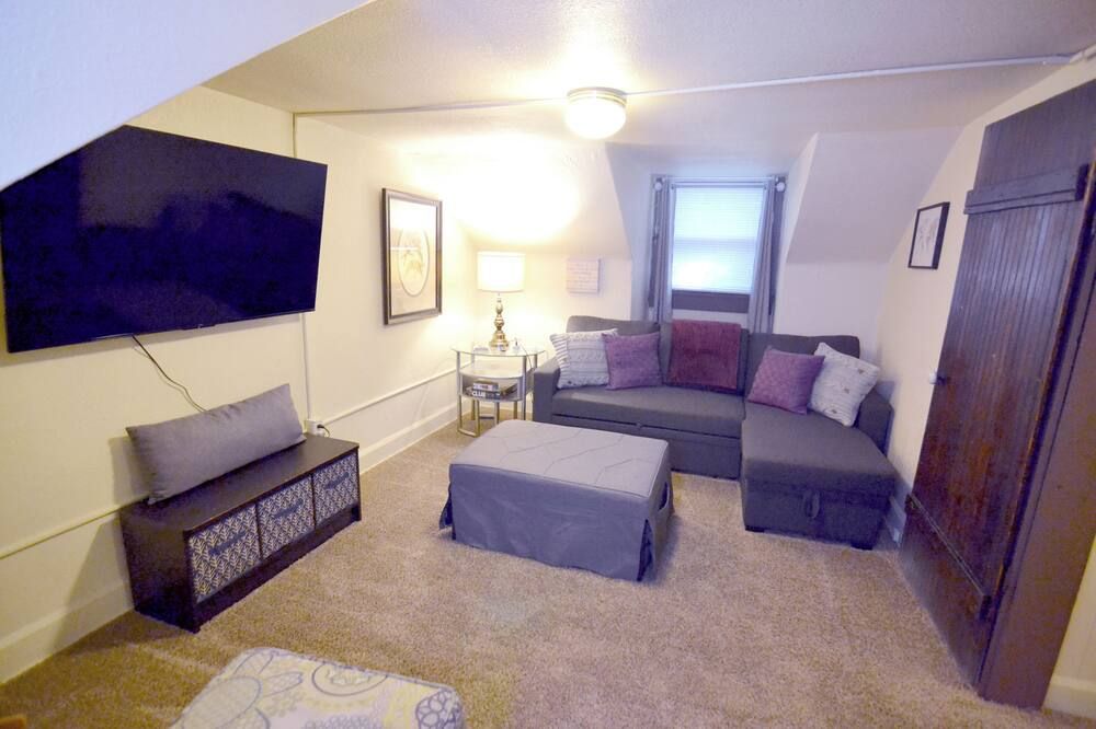 B-town Treetops - Bloomington - Living room