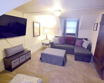 B-town Treetops - Bloomington - Living room