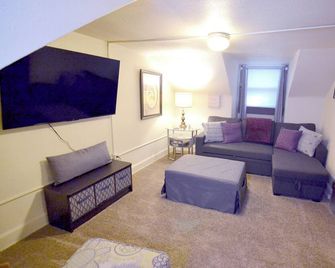 B-town Treetops - Bloomington - Living room