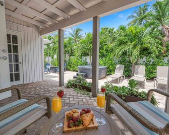 Steps From Beach / Quaint Cottage / Hot Tub / Surf Key / H0mes - Fort Lauderdale - Patio