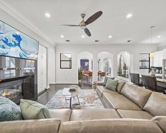 The Kirby Retreat–Luxe Stay w/ Heated Pool, King Size Beds, Garage & Games - Houston - Sala de estar