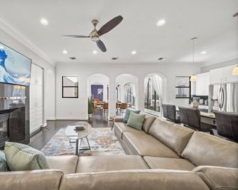 The Kirby Retreat. Heated Pool, King Suites And Games. Secluded, Central Setting - Houston - Ruang tamu