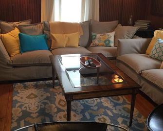 Fantastic Location! Gorgeous Single Family Home Only 5 Houses From The Beach! - Barnegat Light - Sala de estar