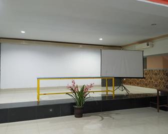 Hotel O Puri Homestay - Kendari - Lobby