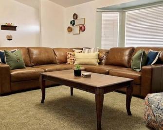 Rare Find Great Locationbrewster Parkgameroom - Apple Valley - Living room