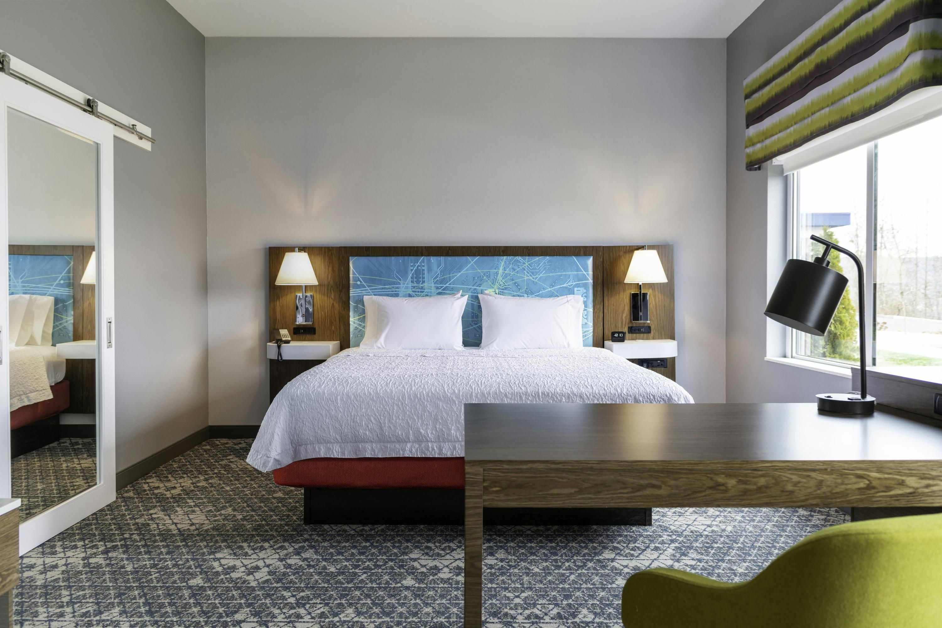 Hampton Inn & Suites Pittsburgh New Stanton - New Stanton - Bedroom