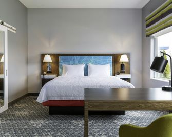 Hampton Inn & Suites Pittsburgh New Stanton - New Stanton - Bedroom