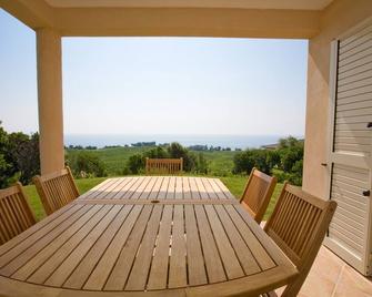 Luxury villa in the beautiful vineyards sea view - Sari-Solenzara - Innenhof