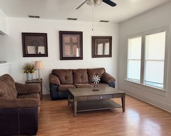 Fully furnished duplex in quiet neighborhood - Sweetwater - Living room