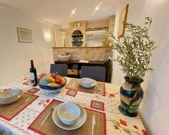 Centre of Olonzac, market views, 2 bedrooms & private sunny rooftop terrace - Olonzac - Comedor