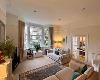 Holland House - Wallasey - Living room