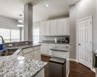 Gorgeous cozy home in nature serene neighborhood! - DeSoto - Kitchen