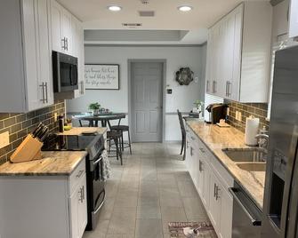 Amazing house in great location - Carrollton - Kitchen