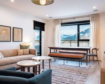 Escape to Revy - Beautifully Designed Condo - Revelstoke - Salon