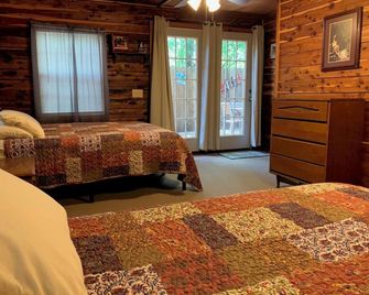 Beautiful Log Cabin. Sleeps 2-8. Reds Landing boat ramp .5 mi away. A+ fishing. - Norfork - Bedroom