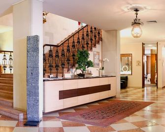 Astoria Hotel Italia - Udine - Front desk