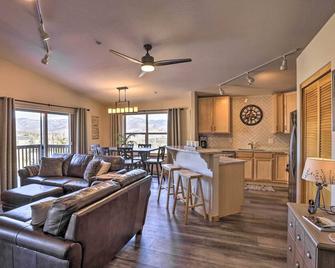 Newly Remodeled Mtn-View Condo in Silverthorne - Silverthorne - Living room