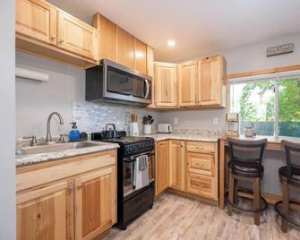 Cozy, Convenient, Dog Friendly | Sunset Cottage | Mckinney Lake Cottages - Grand Rapids - Кухня