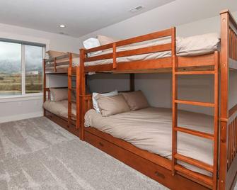 Cabin getaway on 10 acres w/ wifi and fishing pond in Swan Valley - Swan Valley - Bedroom