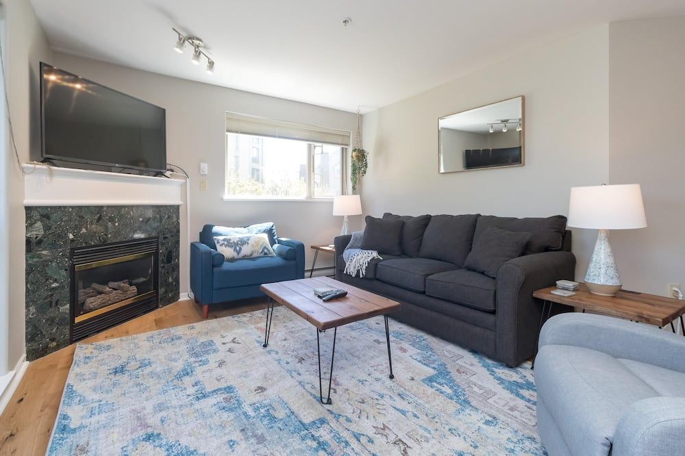 Deluxe 2 Bed 2 Bath And 5 Min Walk To Downtown And Seawalk - فيكتوريا - غرفة معيشة