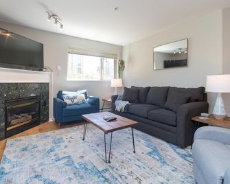 Deluxe 2 Bed 2 Bath And 5 Min Walk To Downtown And Seawalk - Victoria - Living room