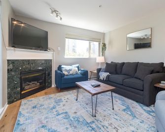 Sun-Kissed Waterfront Modern Condo - Victoria - Vardagsrum
