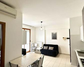 P028 - Porto Recanati, comodo bilocale a pochi minuti dalle spiagge - Porto Recanati - Wohnzimmer