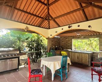 Resting cabin with a unique garden, swimming pool and Panamanian traditions. - Guararé - Restaurante