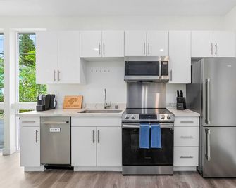 Martell's Sunspear Sweet Suite - Seattle - Kitchen