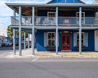 Victorian Inspired Downtown, Boat Trailer Parking! - Cedar Key