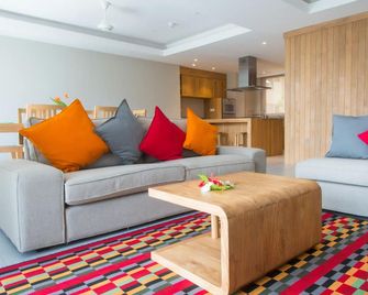Bel Eau Residence - Victoria - Living room