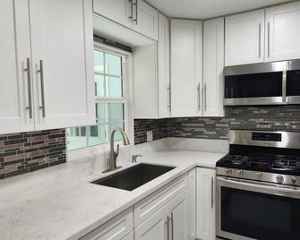 Beautiful 3-bedroom House San Diego County Spring Valley, CA. with AC/ Wi-Fi - Spring Valley - Kitchen