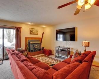 Eclectic Eagle-Vail Condo 2 Miles to Beaver Creek - Beaver Creek - Living room