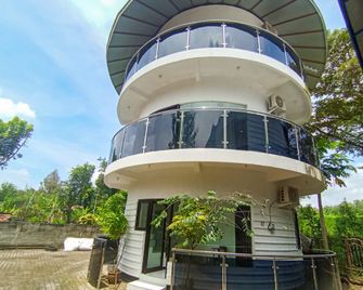 Urbanview Hotel Trisna Srabah - 똘릉아궁 - 건물