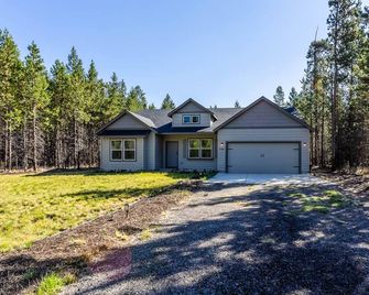 Black Bear Lodge in Three Rivers - Bend - Building