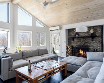 Modern Catskills cabin - 5 mins from Belleayre Mtn. Panoramic Views + Hot Tub. - Fleischmanns - Sala de estar