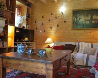 Ideal house for a family of 8 on ERR, 5 km from Spain and 20 minutes from the slopes. - Llo - Sala de estar