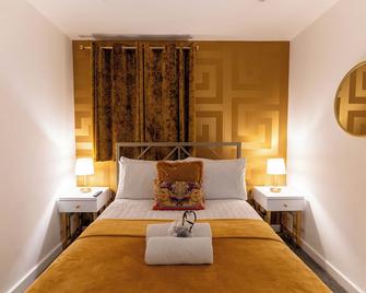 Versace Malt House Apartment - Burton upon Trent - Bedroom