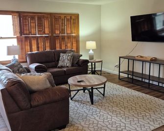 House in central Bismarck location. Stay at a spacious 4-bedroom house - Bismarck - Pokój dzienny