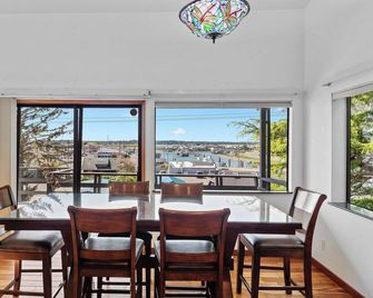 Overlook the Winchester Bay Harbor from the spacious 3rd Level! - Reedsport - Comedor